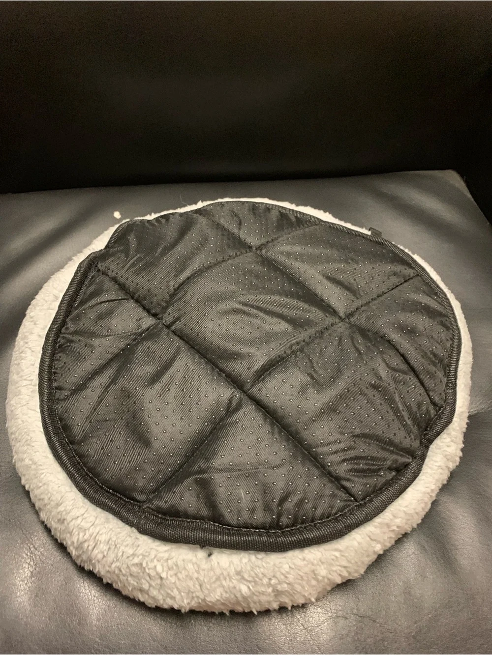 Plush Gray Round Cat Bed – Cozy Pet Lounger